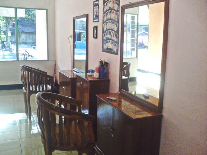 Slamet's New Barber outlet