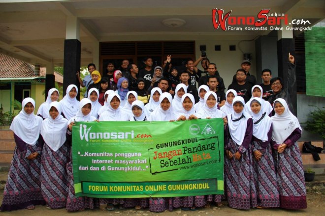 422974_580787105267099_227336881_n