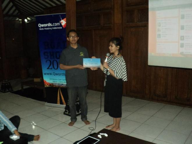 Iwan Restiono, mewakili Komunitas Blogger Jogja memerima uang pembinaan komunitas sebesar Rp 2.000.000,- dari Qwords.com