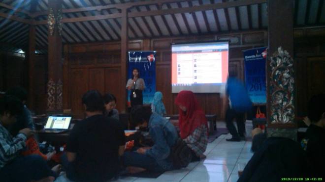 Mba Abel (Tim #QwordsRoadshow) pemandu acara #QwordsRoadshow goes to Jogja
