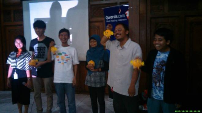 Saya (dari kiri no. 3 mengenakan kaos putih) dan beberapa peserta kopdar lainnya yang beruntung mendapatkan doorprize boneka lucu dari Qwords.com