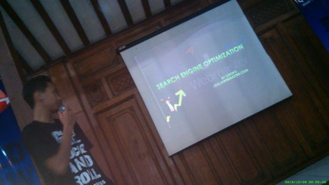 Sutopo Sazuke, Praktisi SEO dari Jogjakarta, member senior Komunitas Blogger Jogja mempresentasikan tips dan trik Search Engine Optimization (SEO)