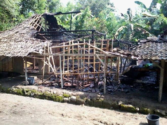Rumah Bu Tini Hangus Dilalap Api