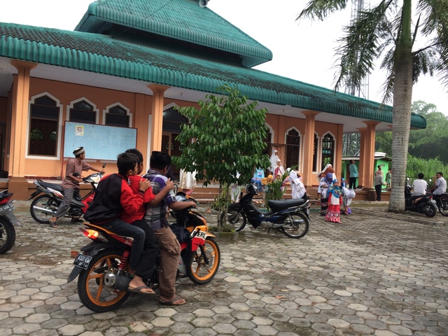 jamalah selesai shalat gerhana matahari di masjid ki ageng pemanahan