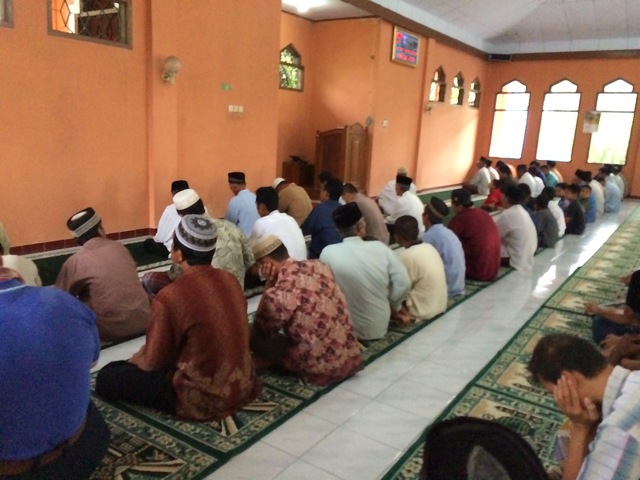 shalat gerhana di masjid ki ageng pemanahan desa grogol gunungkidul