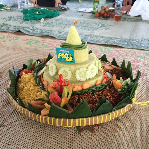 tumpeng ulang tahun ke-8 wonosaridotcom