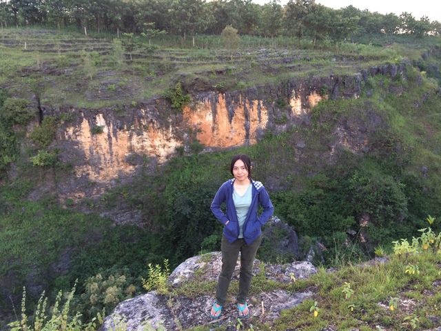 jarwadi berpose di lembah ngingrong geopark