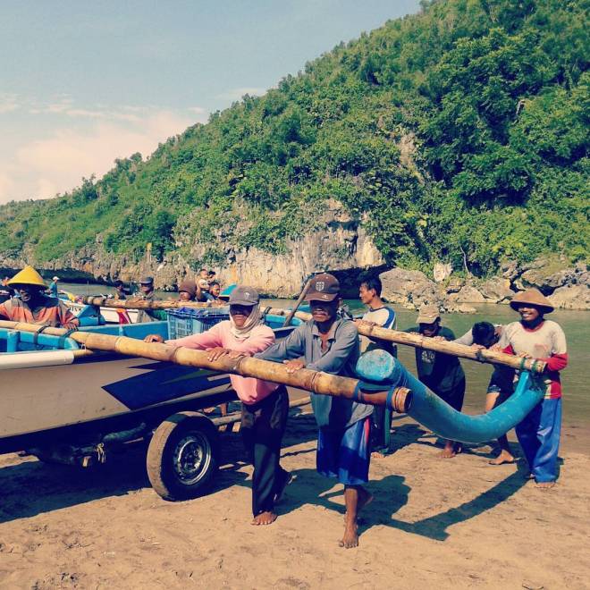 jarwadi kehidupan gotong royong nelayan Pantai Baron