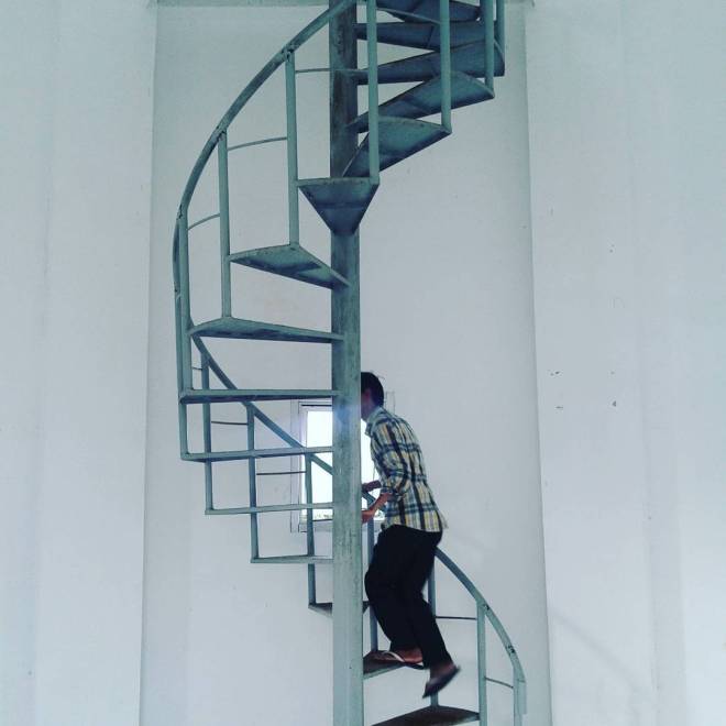 Meniti Tangga Memutar di Menara Mercusuar Tanjung Baron. Foto oleh Tina Latief