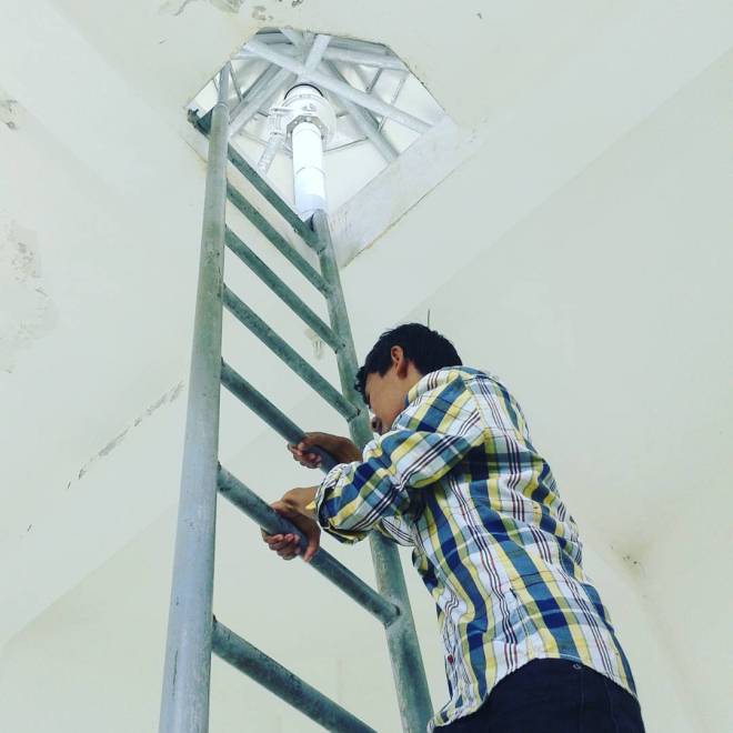 Memanjat Menara Vertikal di Menara Mercusuar Tanjung Baron