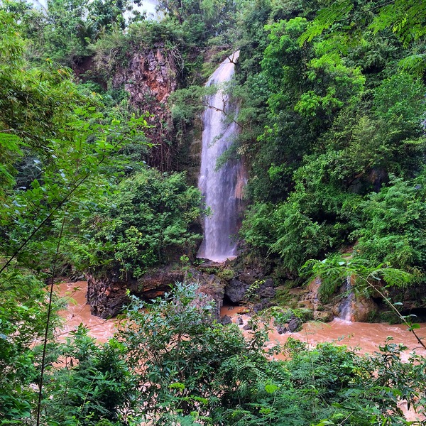 Air Terjun Slempret Dipotret dari Seberang Sungai Oya