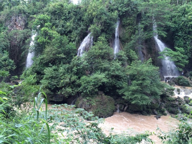 Air Terjun Sri Gethuk Dilihat dari Seberang Sungai Oya