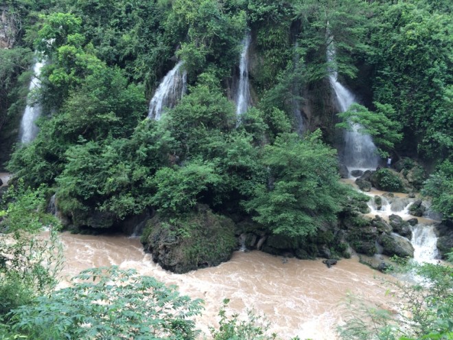 Air Terjun Sri Gethuk Dilihat dari Seberang Sungai Oya
