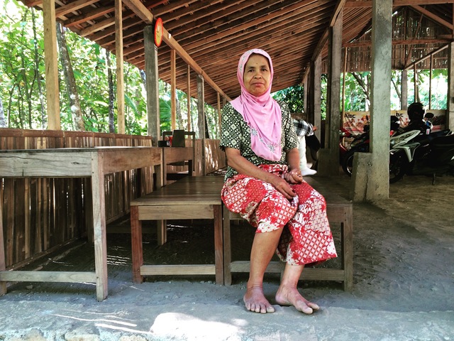 Penjaga Kebersihan di Kebun Jati Selo Pamioro Imogiri Bantul