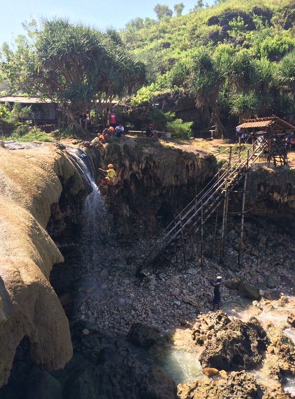 Air Terjun di Pantai Jogan Purwodadi Tepus Gunungkidul