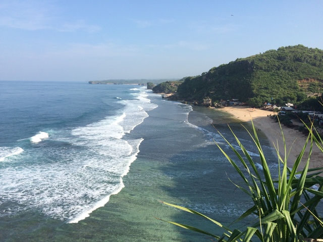 Hamparan Pantai Pok Tunggal  Dilihat dari Puncak Tanjung