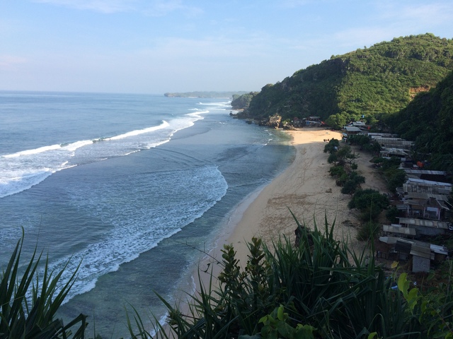 Hamparan Pantai Pok Tunggal Dilihat dari Puncak Tanjung
