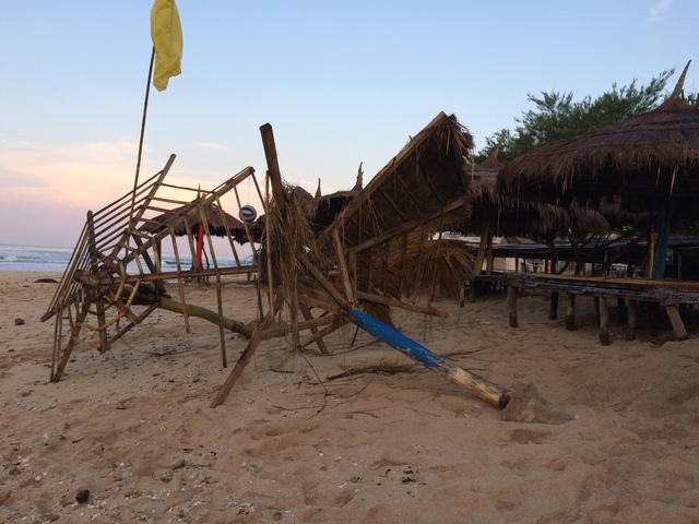 Gazebo Gazebo Roboh di Pantai Drini - Gunungkidul