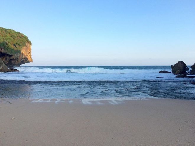 Hamparan Pasir Putih di Pantai Kayu Arum - Kanigoro Gunungkidul Yogyakarta