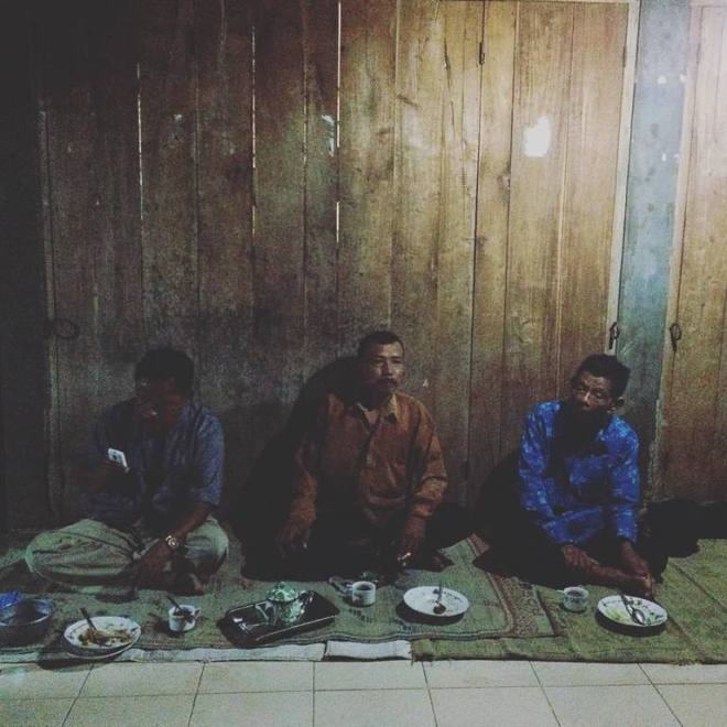 Pak Sumadi dan kawan-kawannya. Pelanggan bakmi jawa Pak Kamto dari Desa Kanigoro