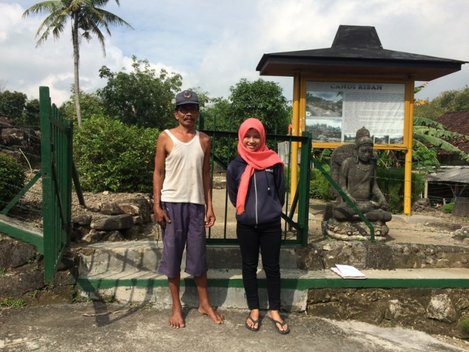 Pak Joko dan Krismawati di Depan Pintu Gerbang Candi Risan Candisari Semin Gunungkidul