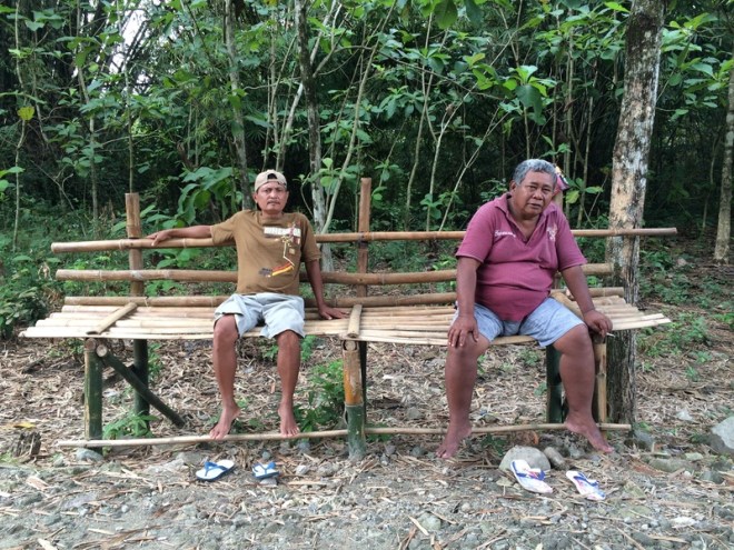 Dua Pria Duduk di Balai Balai Bambu di Dusun Bangunsari Desa Candisari Kecamatan Semin - Gunungkidul
