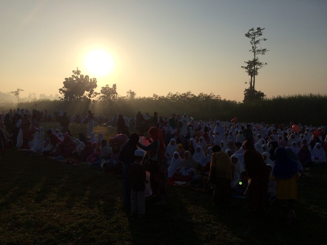 Suasana Shalat Iedul Fitri 1437 H di Lapangan Desa Grogol