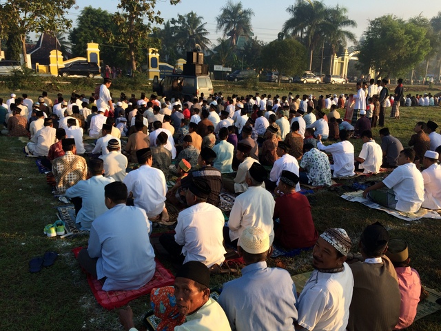 Suasana Shalat Iedul Fitri 1437 H di Lapangan Desa Grogol