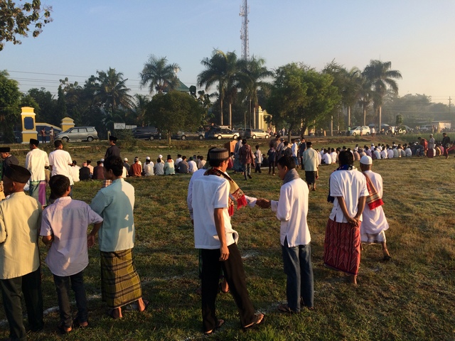 Suasana Shalat Iedul Fitri 1437 H di Lapangan Desa Grogol