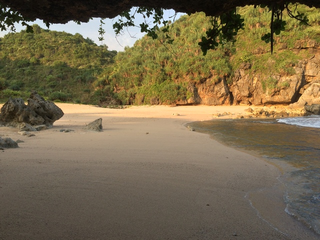 Hamparan Melankoli di Pantai Kayu Arum Kanigoro Saptosari Gunungkidul Yogyakarta