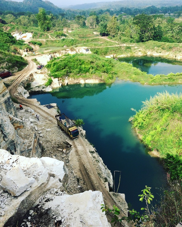 Jalur Truk Pengangkut Batu di Telaga Biru Candisari Semin