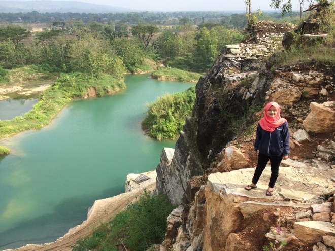 Berfoto Berlatar Telaga Biru di Candisari - Semin - Gunungkidul