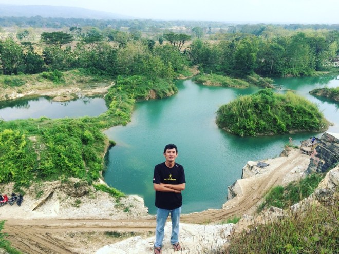 Berfoto Berlatar Telaga Biru di Candisari - Semin - Gunungkidul