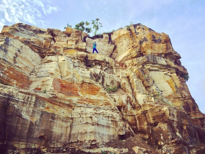 Penambang Batu Bekerja di ceruk ceruk tebing Telaga Biru Candisari Semin Gunungkidul