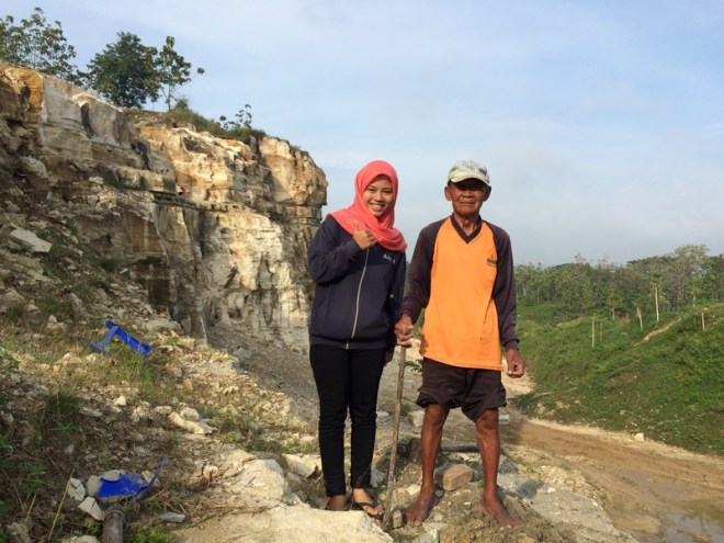 Pak Ponco, Pekerja Tambang Pemecah Batu di Tebing Telaga Biru Candirejo Semin Gunungkidul