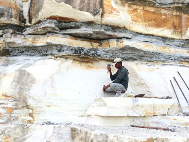 Pekerja Tambang Memecah Batu di Tebing Telaga Biru Candirejo Semin Gunungkidul