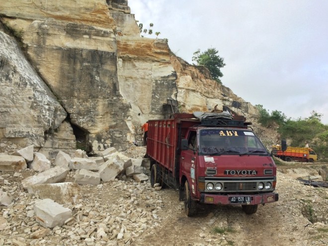 Truk Truk Pengangkut Batu Alam di Kawasan Tambang Telaga Biru