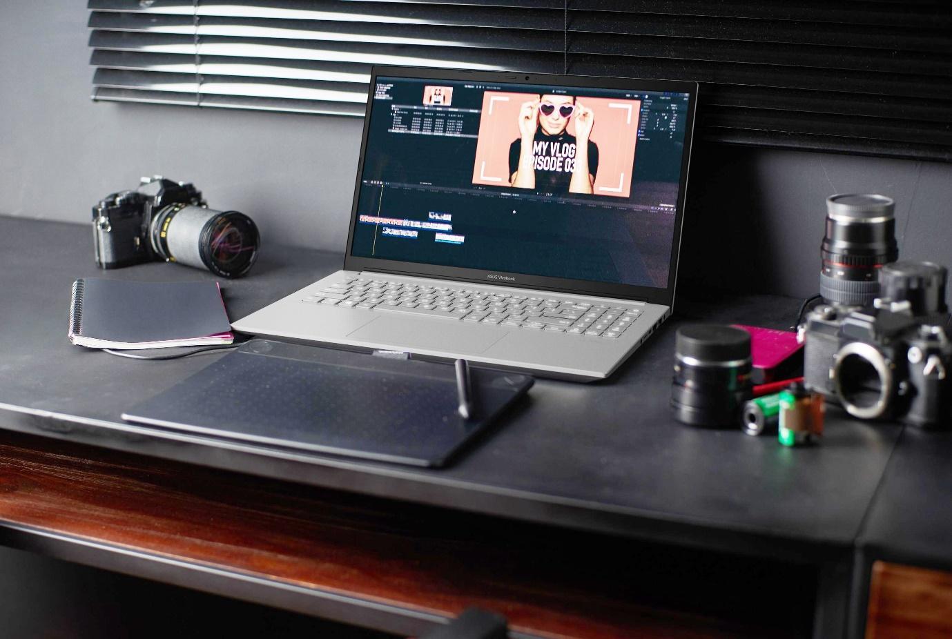 A computer on a desk
Description automatically generated with low confidence